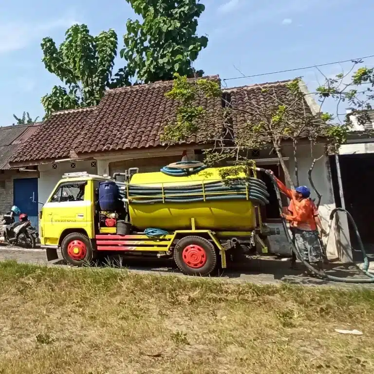 sedot wc playen